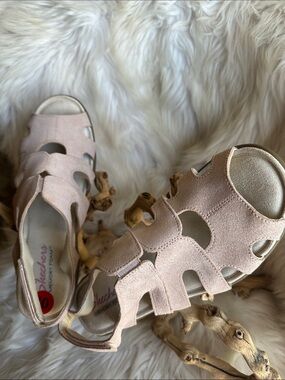 Skechers women’s Pink Suede Memory Foam Sandals/10